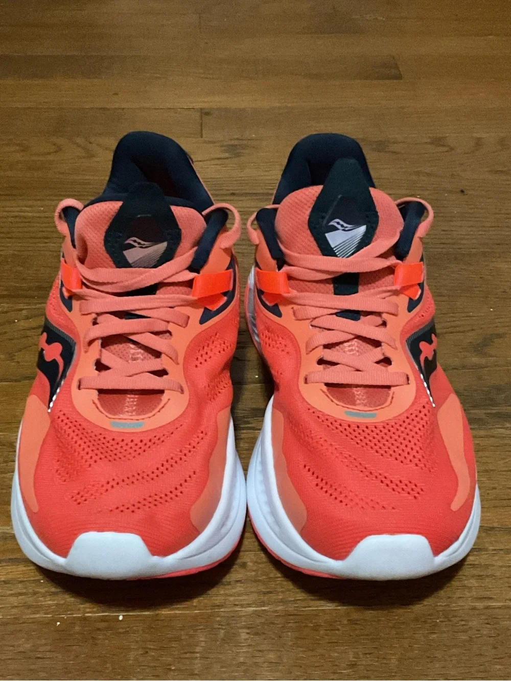 Saucony Guide 15 Orange. Running Sneakers. In New Condition. Women’s 9.